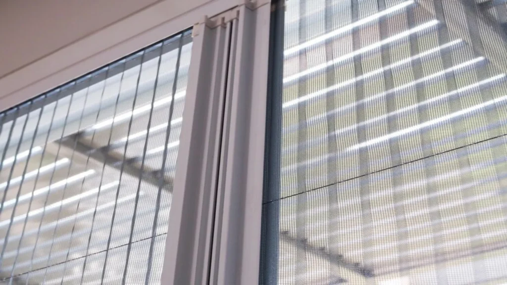 در توری آلومینیومی