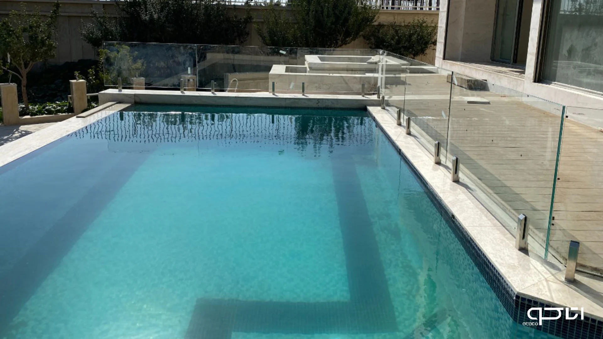 حفاظ شیشه‌ای برای استخر ویلایی