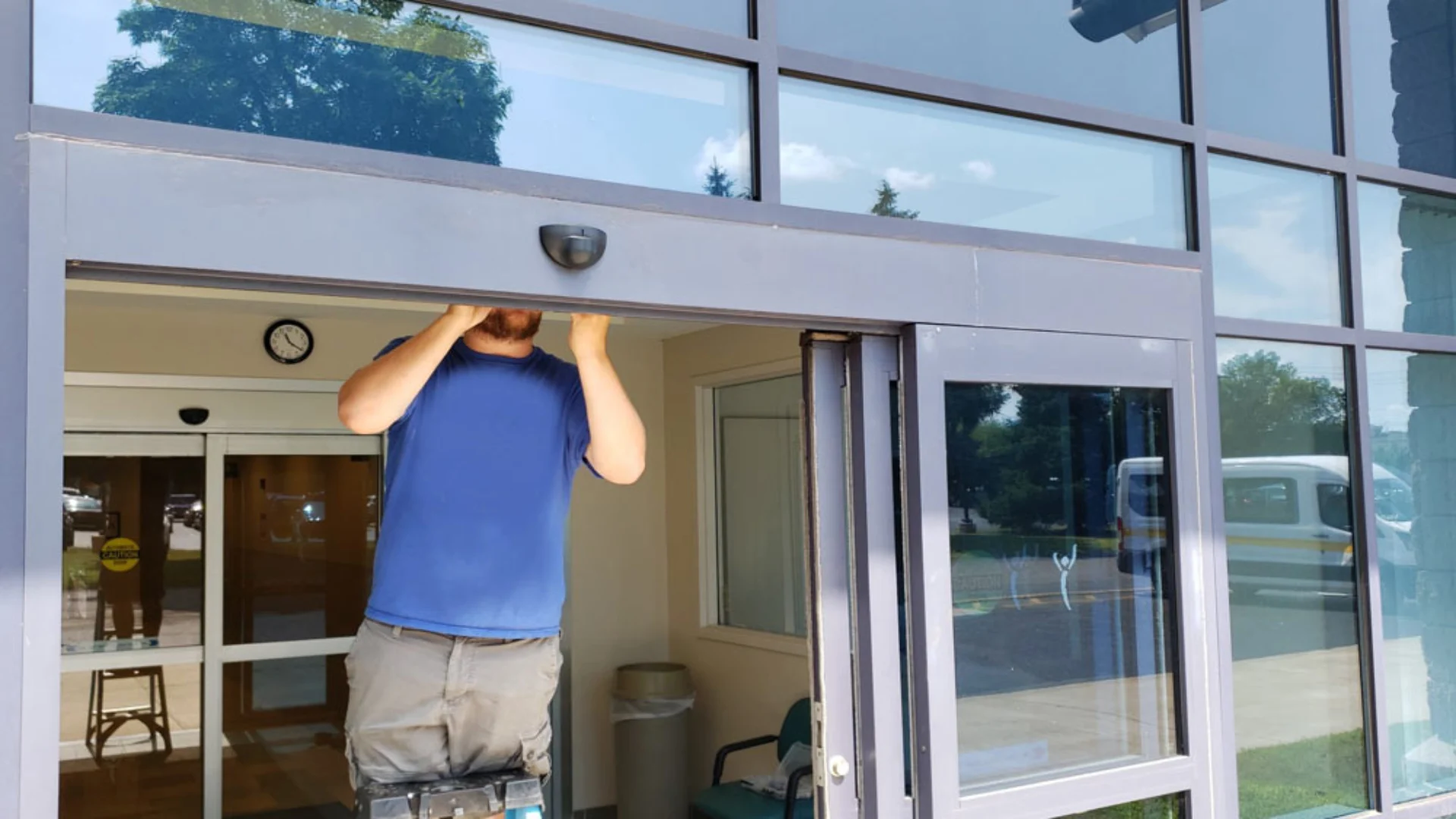 مشکل رایج در درب‌های اتوماتیک شیشه‌ای