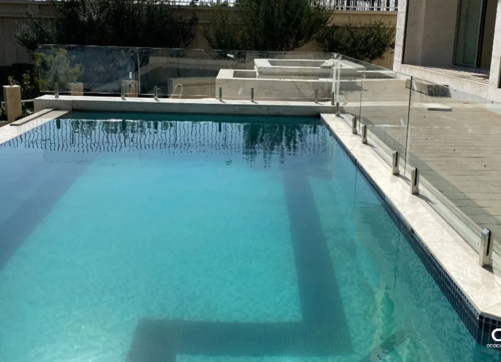 حفاظ شیشه‌ای برای استخر ویلایی