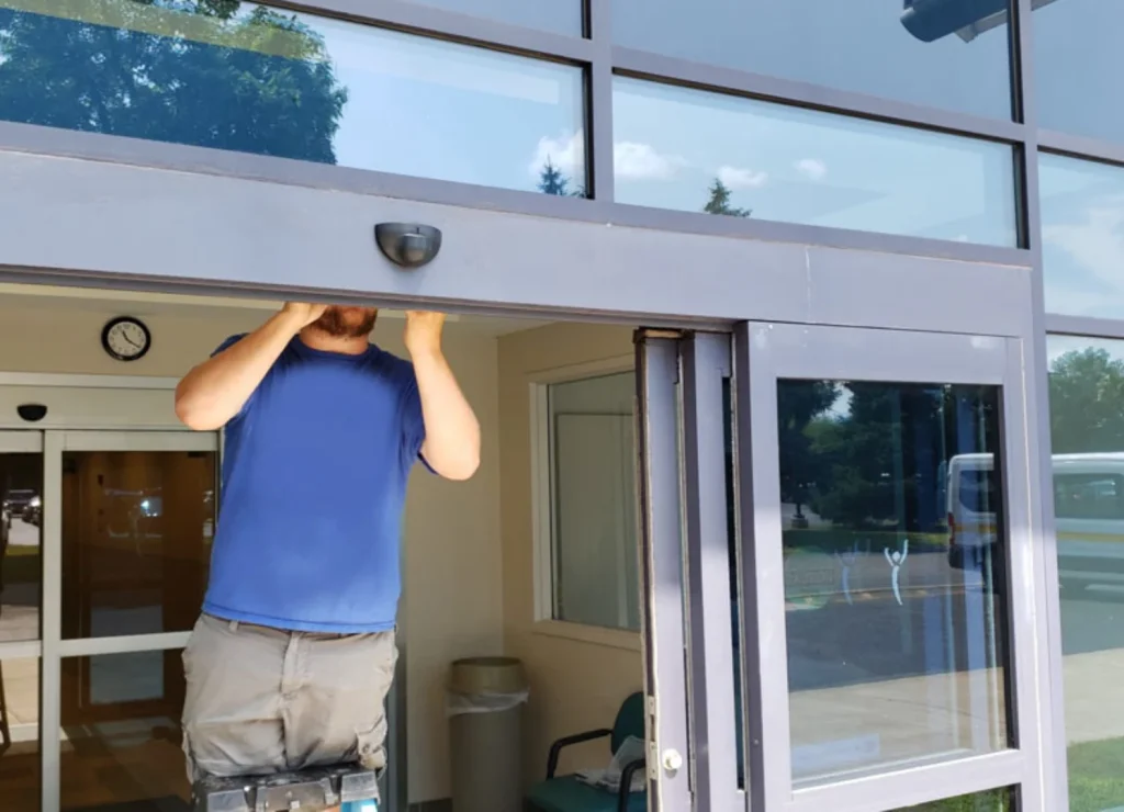 مشکل رایج در درب‌های اتوماتیک شیشه‌ای