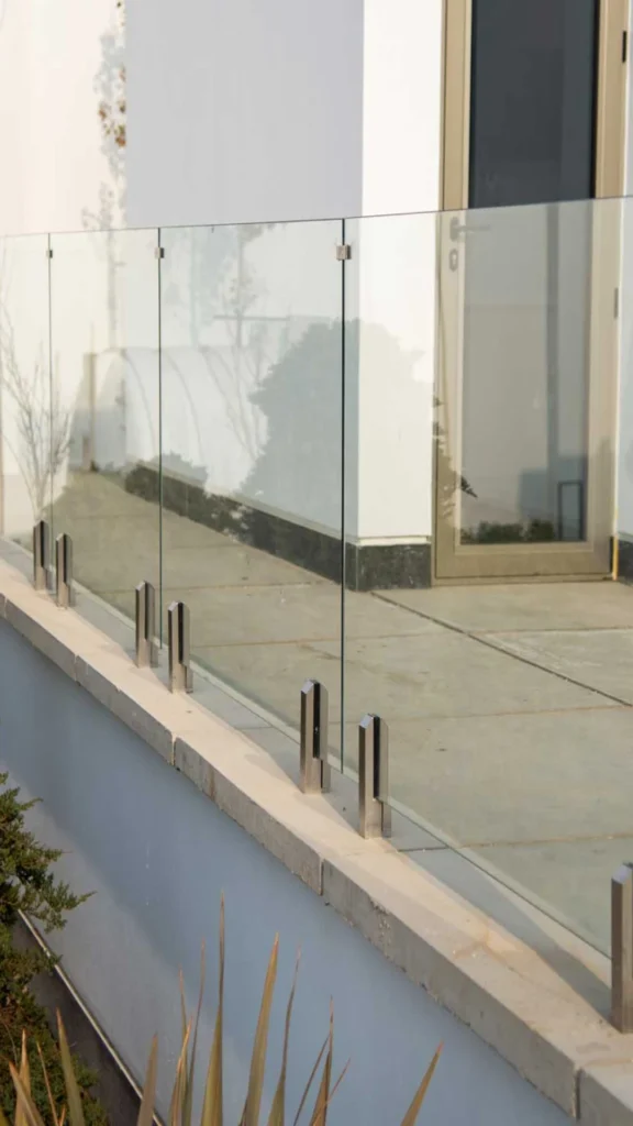جان پناه و نرده شیشه ای مدرن پله، تراس، روف گاردن و استخر
