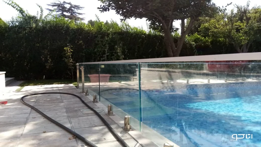 نرده شیشه ای استخر