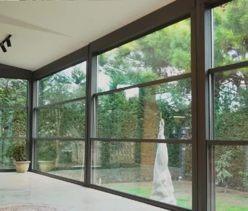 پنجره گیوتینی دستی